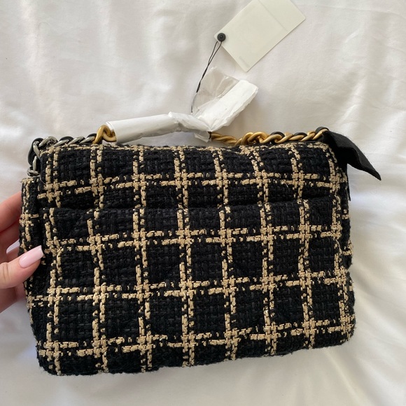 Chanel 19 - Picture 2 of 7